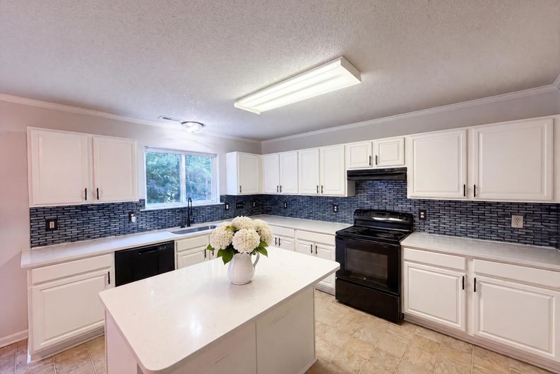 Photo 7 of 18 of 2502 Harwood Hills Ln, Charlotte, NC