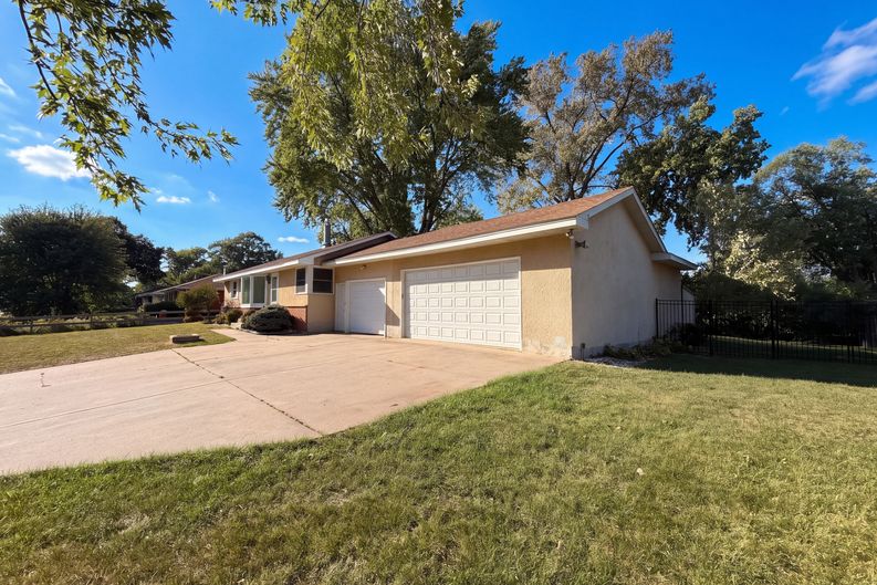 Photo 6 of 35 of 1181 Laurie Rd W, Roseville, MN