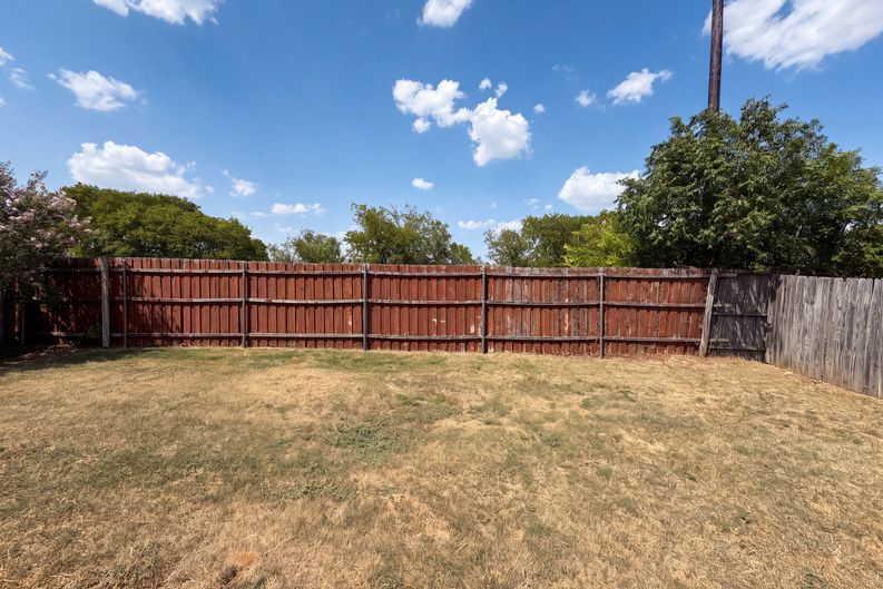 Photo 16 of 17 of 5244 New Castleton Ln, Fort Worth, TX