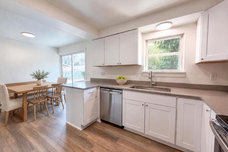 Photo 6 of 17 of 5216 SE 132nd Ave, Portland, OR