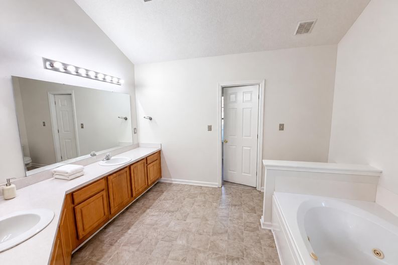 Photo 11 of 23 of 4315 Enoch Dr, Charlotte, NC
