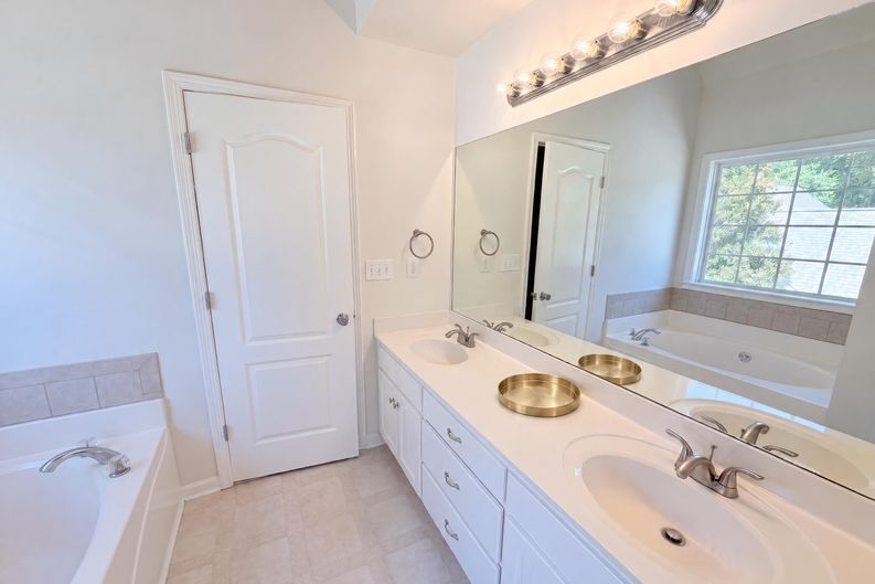 Photo 15 of 27 of 1412 White Oak Trce, Loganville, GA