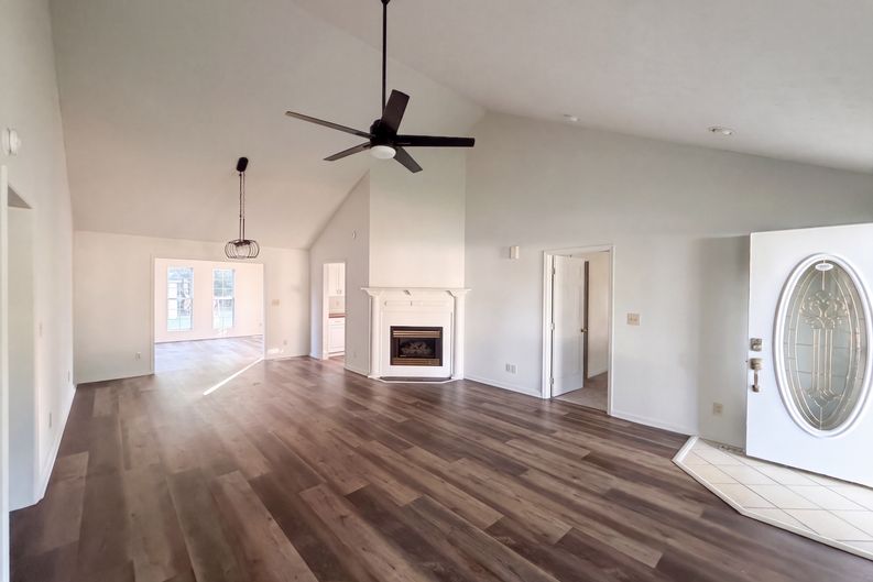 Photo 3 of 24 of 141 Meadowview Ln, Powell, TN