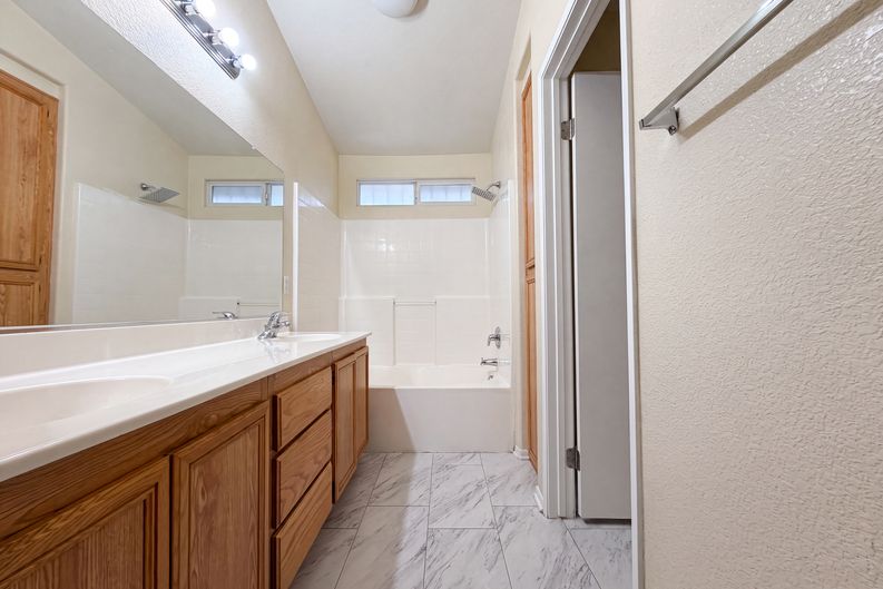 Photo 13 of 27 of 18792 Dogwood Ct, Adelanto, CA