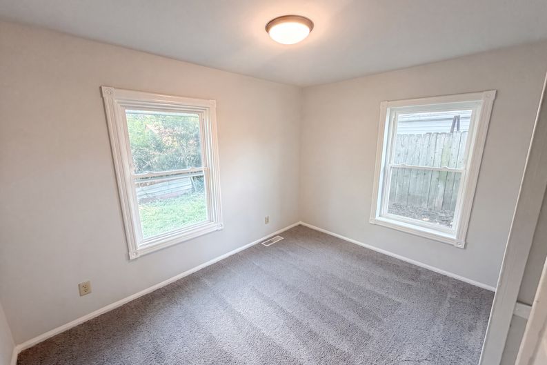 Photo 13 of 18 of 3125 Midvale Dr, Indianapolis, IN