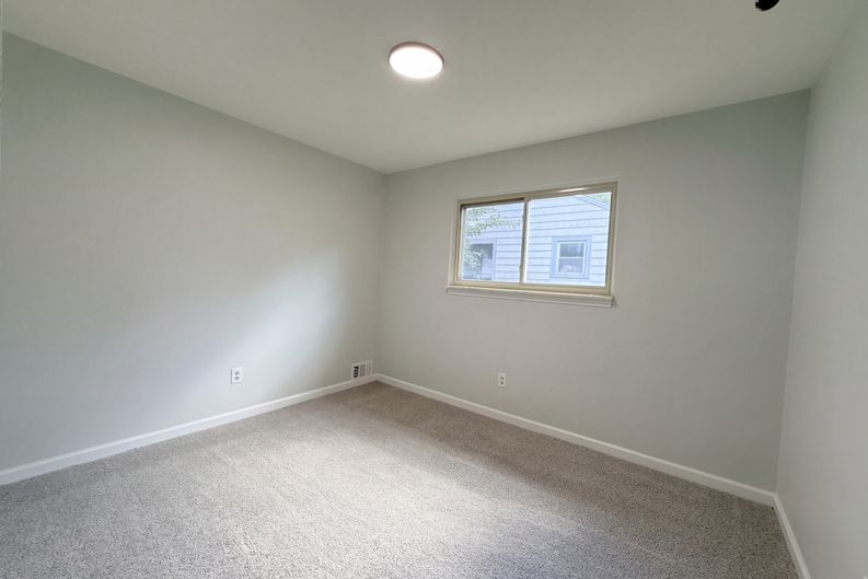 Photo 4 of 17 of 16108 Ziegler St, Taylor, MI