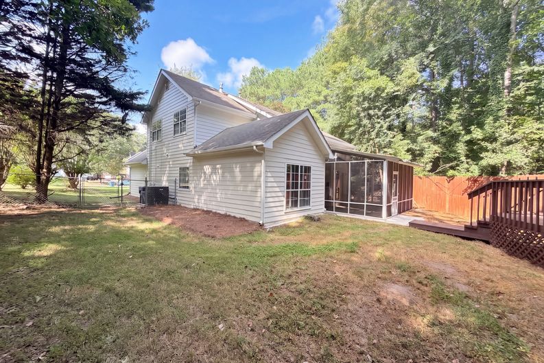 Photo 5 of 38 of 901 Lauren Kay Ct, Lawrenceville, GA