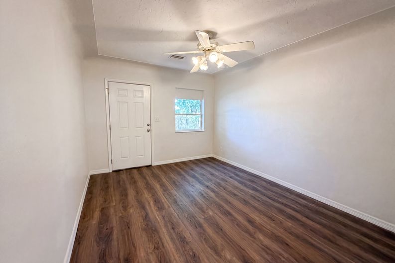 Photo 4 of 18 of 2235 45th Ave N, Saint Petersburg, FL