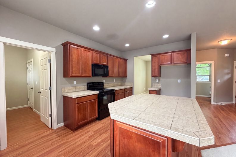 Photo 9 of 23 of 1724 SW Willowview Ter, Beaverton, OR