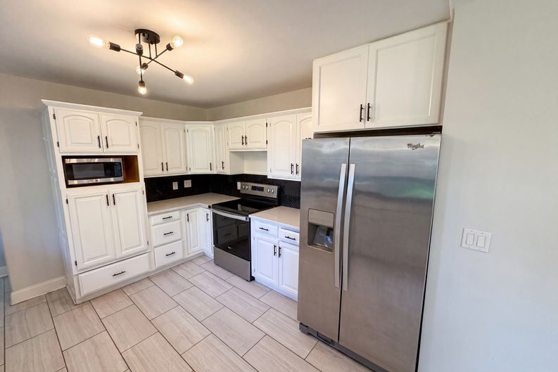 Photo 7 of 17 of 5110 Winston Dr, Indianapolis, IN
