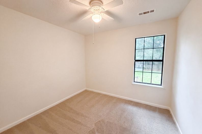 Photo 9 of 17 of 422 Allen Ct, Ladson, SC
