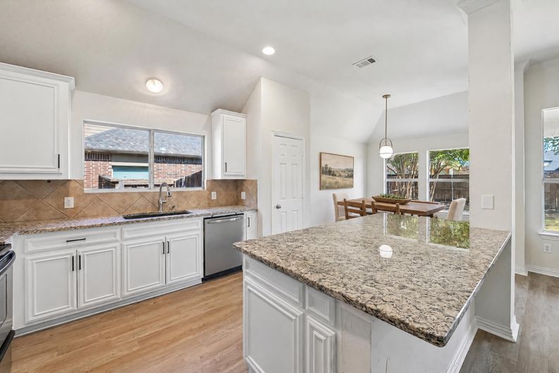 Photo 7 of 35 of 1009 Spinnaker Dr, Forney, TX