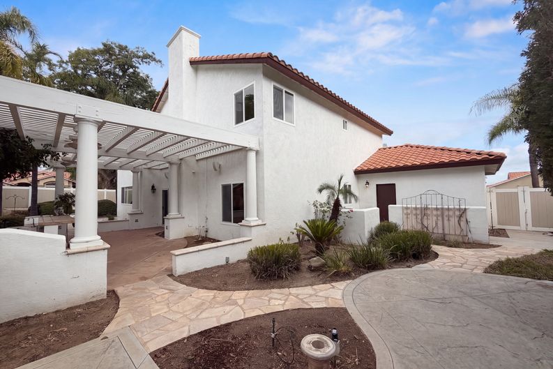 Photo 5 of 31 of 770 Avenida Terrazo, Corona, CA