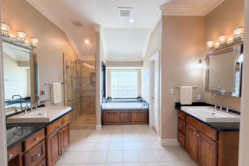 Photo 11 of 18 of 119 Greenridge Cir, League City, TX