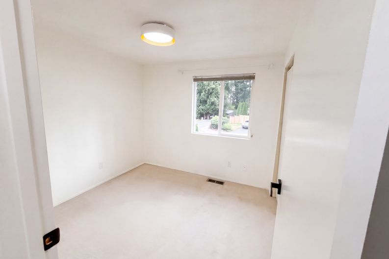 Photo 10 of 29 of 9232 NE 139th St, Kirkland, WA