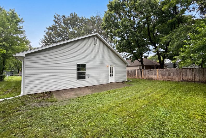 Photo 14 of 17 of 905 S Butler Ter, Harrisonville, MO