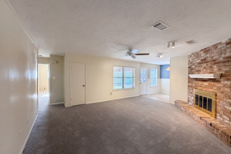 Photo 7 of 29 of 11819 Amblewood Dr, Meadows Place, TX
