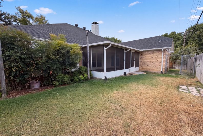 Photo 5 of 17 of 1623 W Pleasant Dr, Midlothian, TX