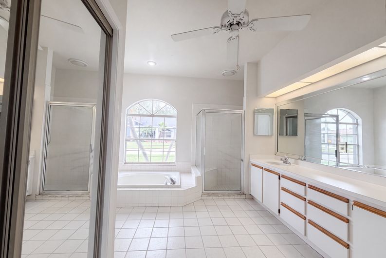 Photo 18 of 28 of 12919 Prestwick Dr, Riverview, FL