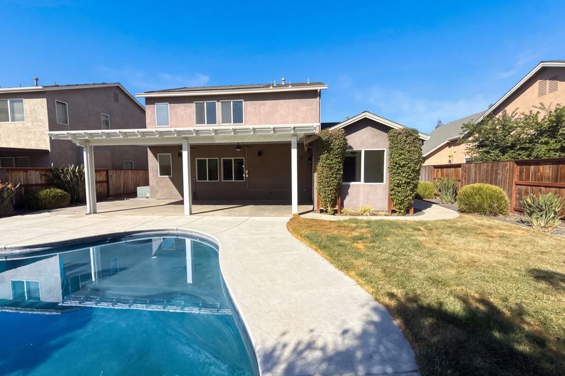 Photo 5 of 21 of 2520 Meadowgate Dr, Riverbank, CA