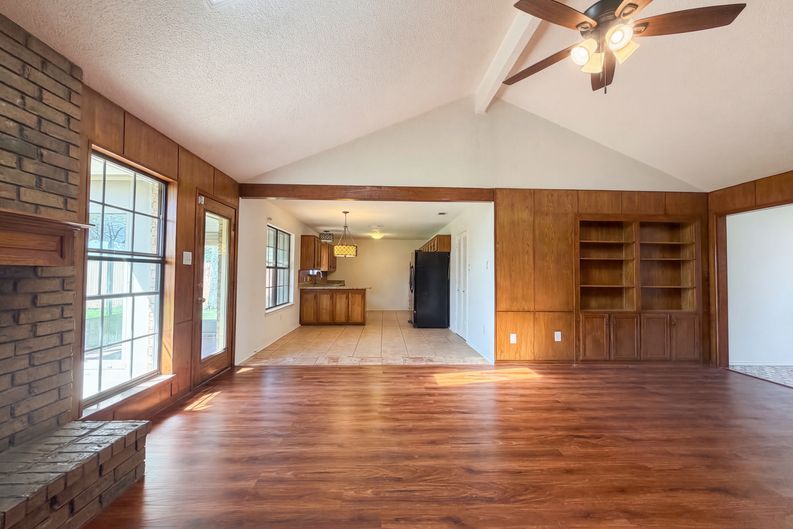 Photo 8 of 19 of 5120 Red River Dr, Arlington, TX
