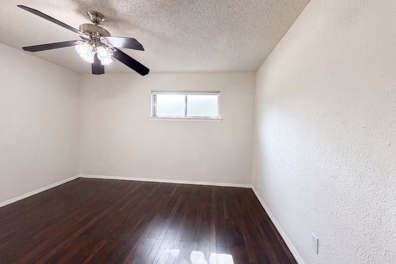Photo 20 of 24 of 725 Ridgecrest Dr, Irving, TX