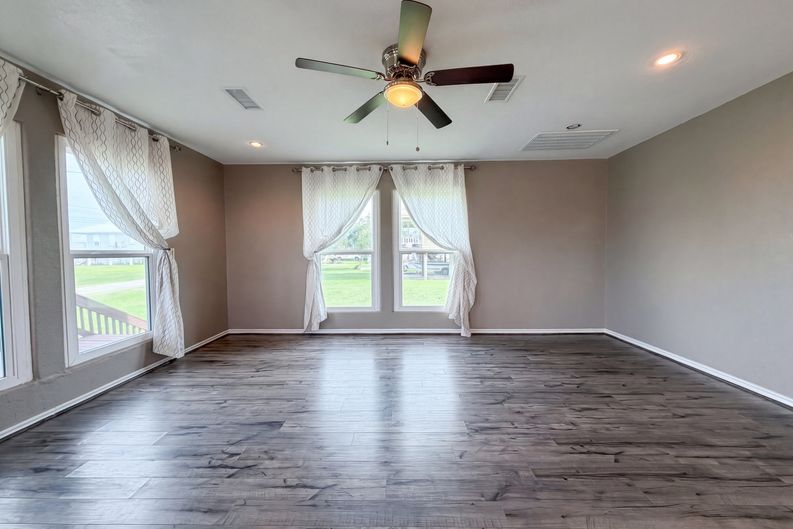 Photo 8 of 19 of 552 Marshall Johnson Ave S, Port Lavaca, TX