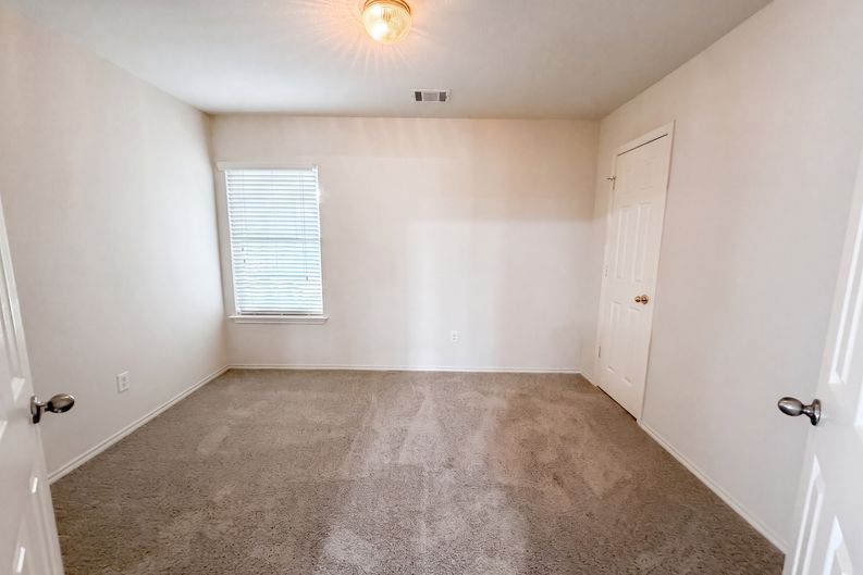 Photo 15 of 21 of 109 Eagle Dr, Luling, TX