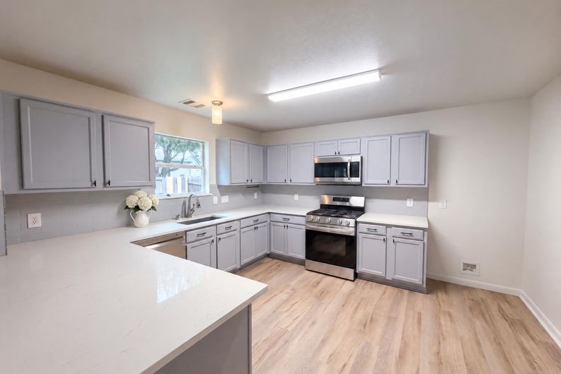 Photo 3 of 49 of 15515 Hollow Cypress Ct, Houston, TX