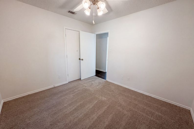 Photo 10 of 18 of 1406 Tad St, Ennis, TX