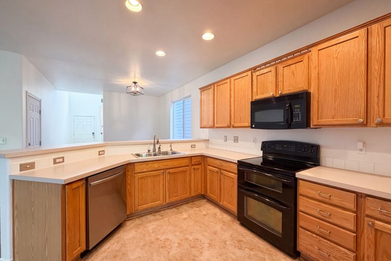Photo 7 of 21 of 773 NW Forest Creek Dr, Hillsboro, OR