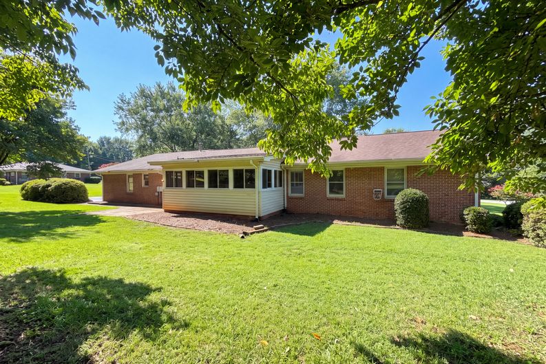 Photo 5 of 39 of 604 Meadowbrook Dr, Spartanburg, SC
