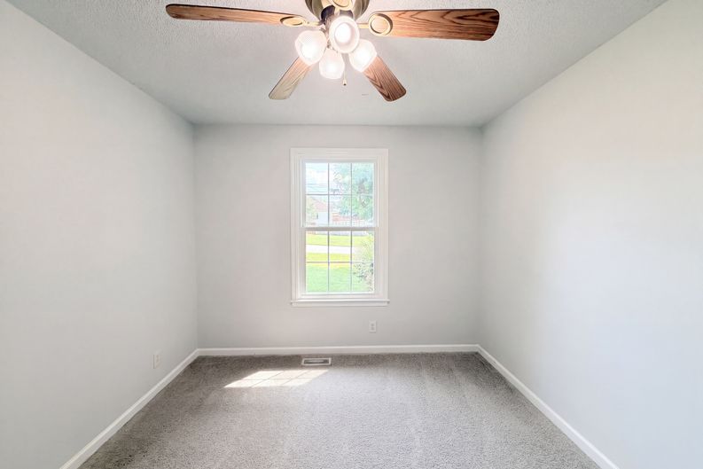 Photo 9 of 18 of 1227 Crystal Dr, Clarksville, TN