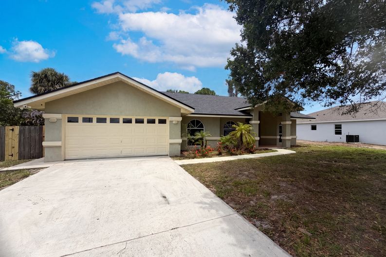 Photo 21 of 29 of 711 SE Celtic Ave, Port Saint Lucie, FL
