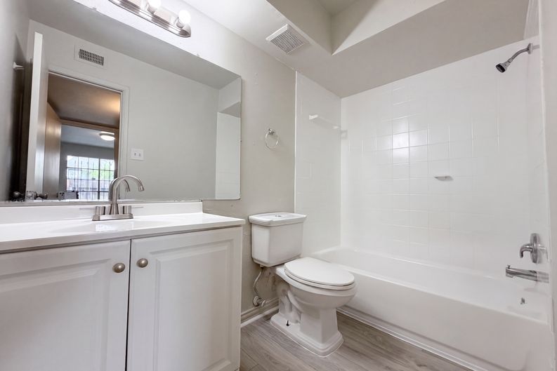 Photo 11 of 16 of 6606 De Moss Dr, Houston, TX