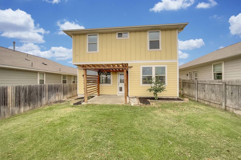 Photo 5 of 34 of 717 Twisted Oaks Ln, Buda, TX