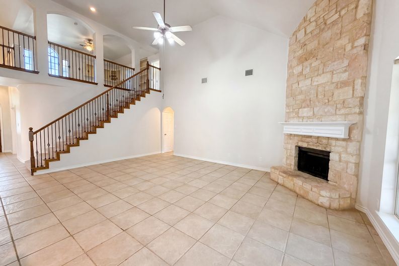 Photo 8 of 28 of 1126 Glencoe Dr, Glenn Heights, TX
