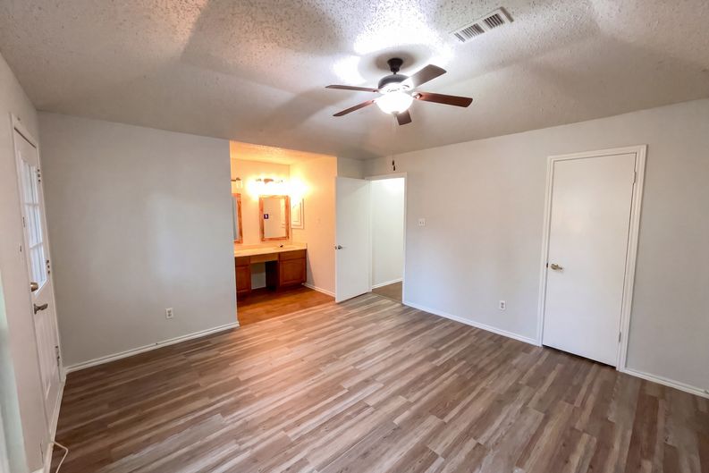 Photo 4 of 21 of 9511 Elm Gln, San Antonio, TX