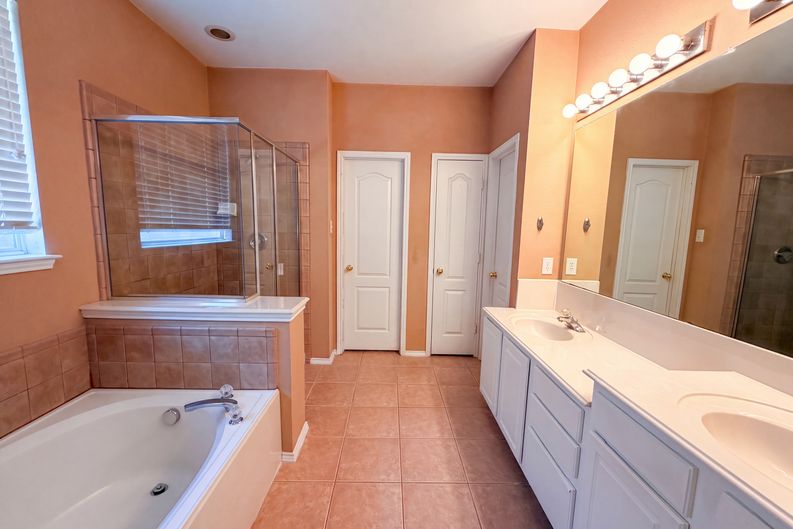 Photo 16 of 22 of 1311 Stanford Dr, Rockwall, TX