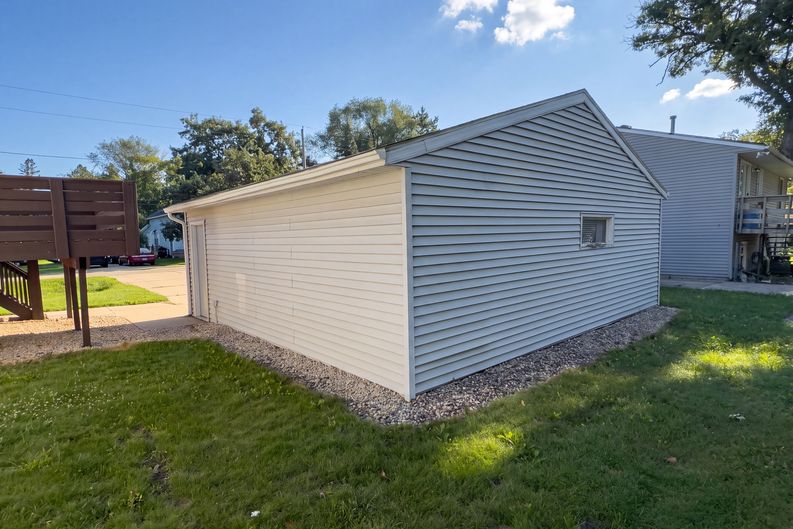 Photo 5 of 26 of 1720 24th Ave SE, Rochester, MN