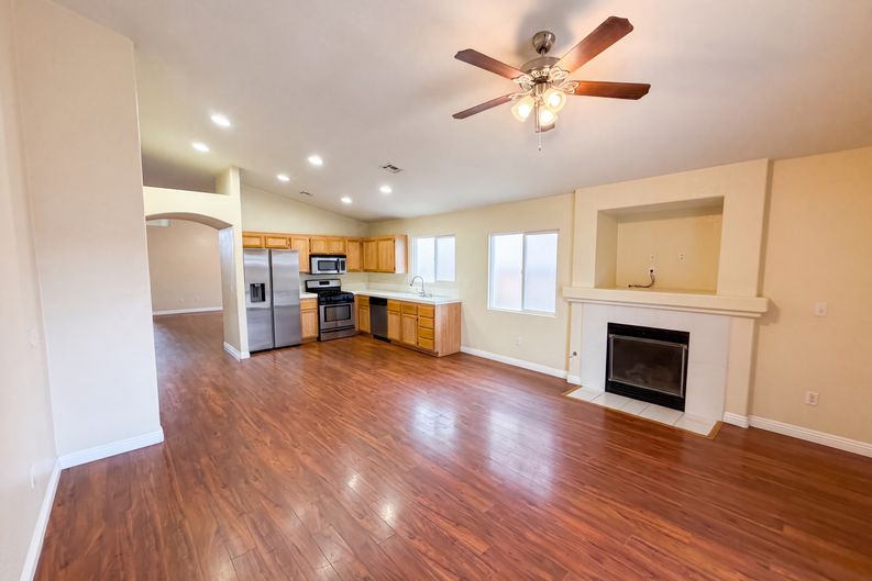 Photo 7 of 27 of 18792 Dogwood Ct, Adelanto, CA