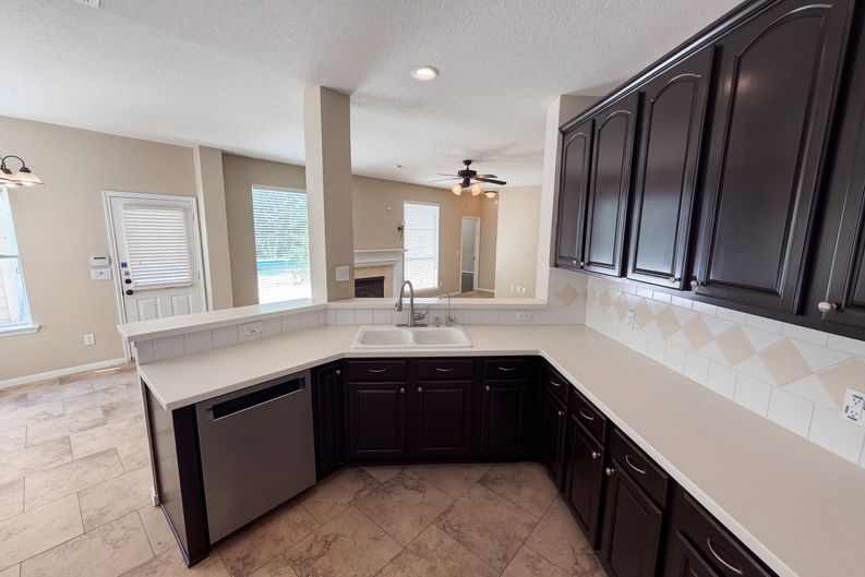 Photo 5 of 25 of 19401 Atasca Oaks Dr, Humble, TX