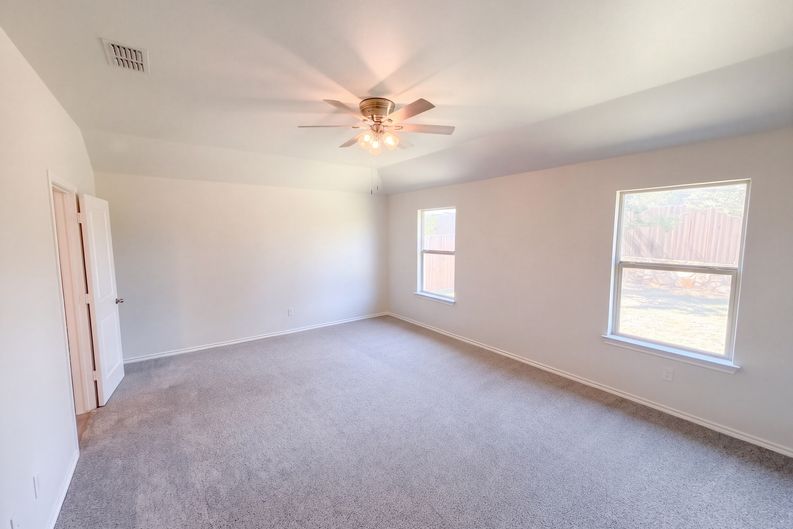 Photo 4 of 27 of 517 Bronze Cir W, Springtown, TX
