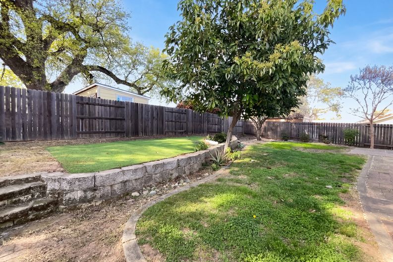 Photo 11 of 34 of 1041 Shenencock Way, Roseville, CA