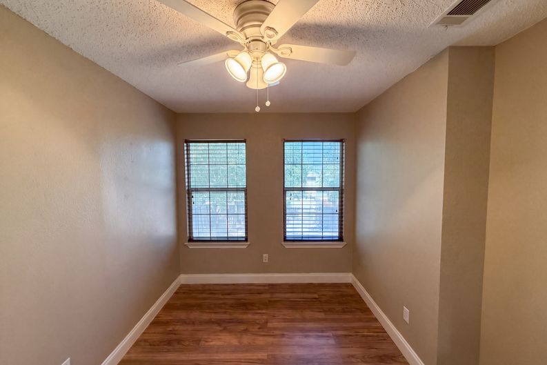 Photo 11 of 20 of 6604 N Chesterfield Dr, Fort Worth, TX