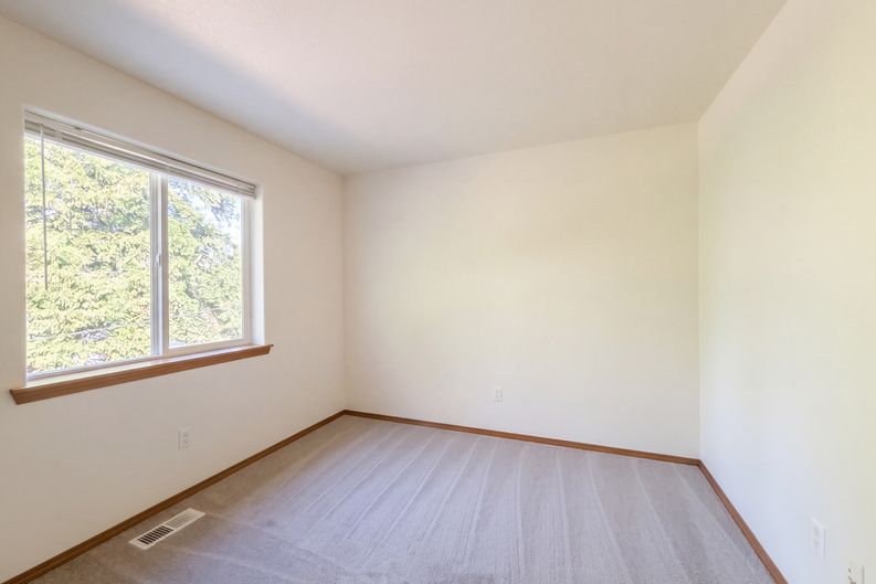 Photo 10 of 26 of 17475 SW Eirwen St, Beaverton, OR
