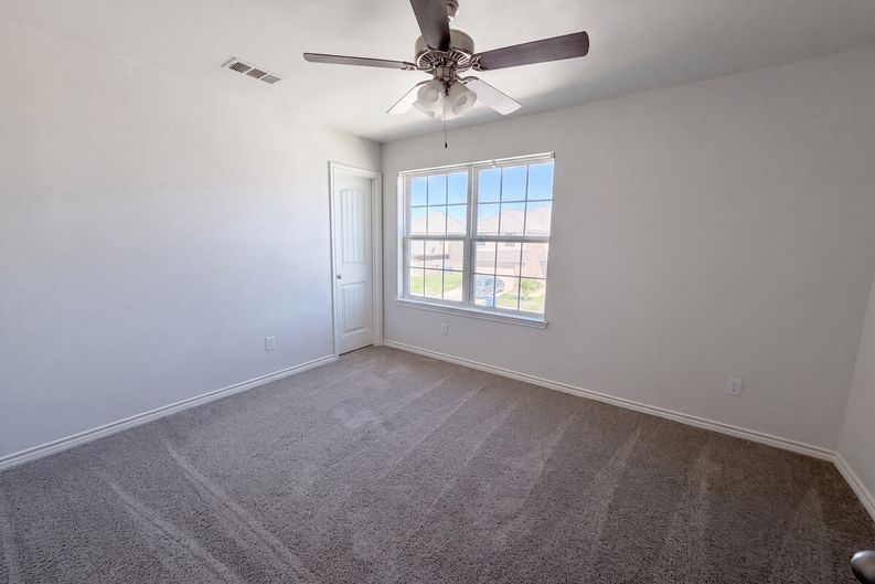 Photo 4 of 21 of 1713 Blue Jay Dr, Ennis, TX