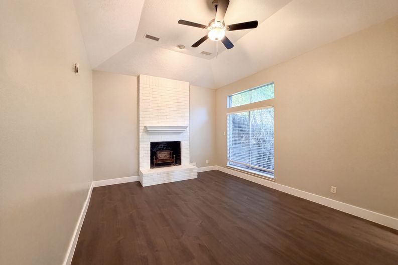 Photo 7 of 28 of 9118 Tepee Trl, Houston, TX