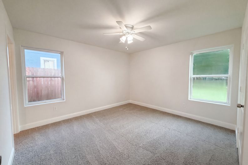 Photo 11 of 20 of 709 W Hull St, Denison, TX