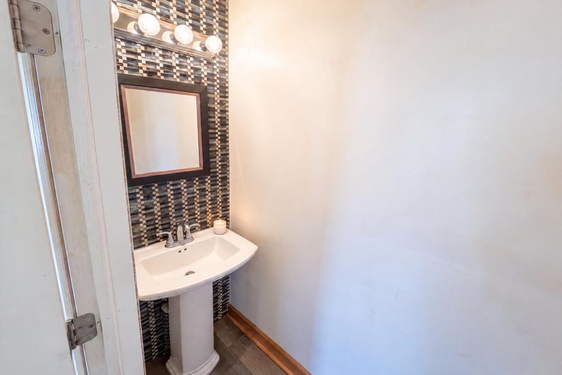 Photo 16 of 19 of 619 N 4th Ave, Maywood, IL